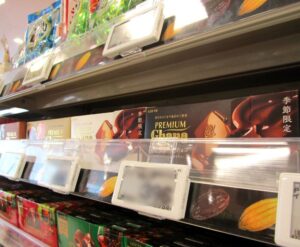 売場に並ぶプレミアムガーナ 濃厚生チョコレート<芳醇カカオ> 売場に並ぶ「プレミアムガーナ 濃厚生チョコレート<芳醇カカオ>」