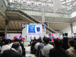 セブンカフェ 水素焙煎コーヒーを紹介するUCCジャパンの里見陵執行役員右から2人目 「セブンカフェ 水素焙煎コーヒー」を紹介するUCCジャパンの里見陵執行役員(右から2人目)