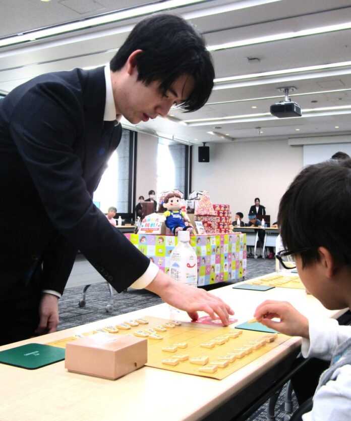 多面差しで藤井聡太竜王に挑む参加者