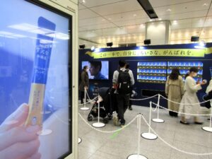 会場周辺のデジタルサイネージで大沢たかおさんが出演する「ちょっと贅沢な珈琲店」スティックのTVCMを放映