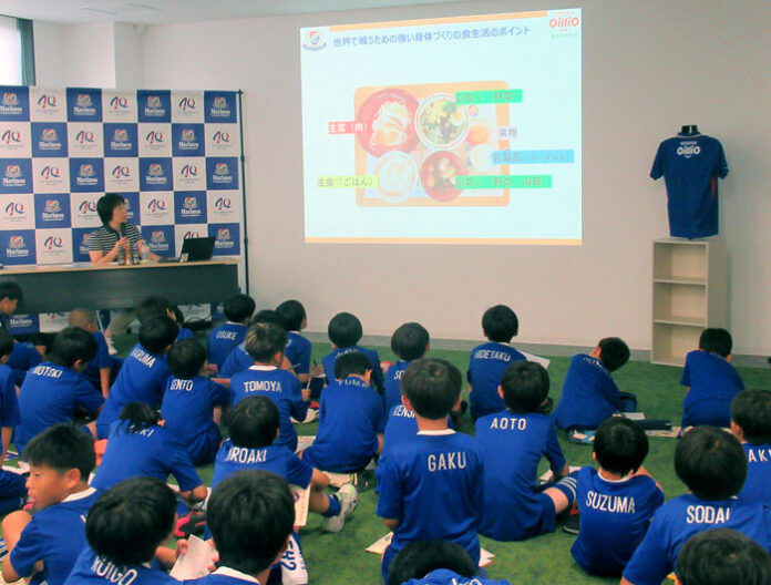 ジュニア年代選手に食事の重要性を説明（©1992 Y.F.MARINOS）