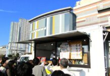 業界2団体が初タッグ 牛乳と乳製品の祭典にシリアルを提案 日本スナック・シリアルフーズ協会と日本乳業協会がブース共同出展 1時間ごとに試食用商品を差し換えるなどして各社の商品を公平にアピール