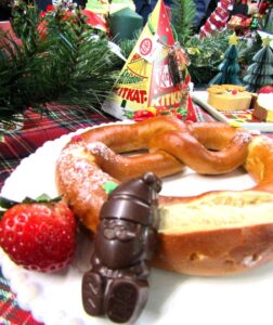 スイーツにキットカット ホリデイサンタを添えるだけでも楽しめる写真奥がキットカット ホリデイサンタ新商品ツリーボックス スイーツに「キットカット ホリデイサンタ」を添えるだけでも楽しめる。写真奥が「キットカット ホリデイサンタ」新商品「ツリーボックス」