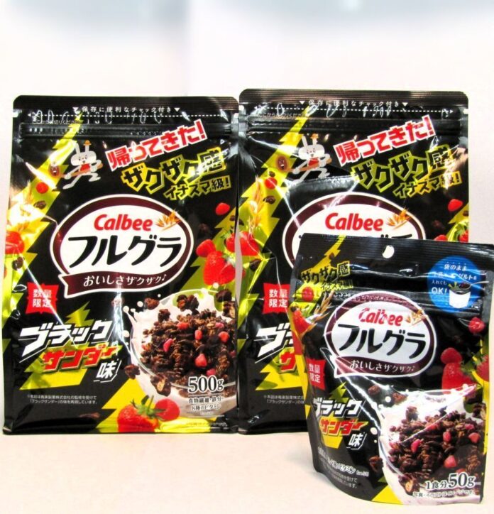 「フルグラ ブラックサンダー味」500g（奥）と50g（手前）500gは複数並べるとイナズマデザインがつながるパッケージとなっている