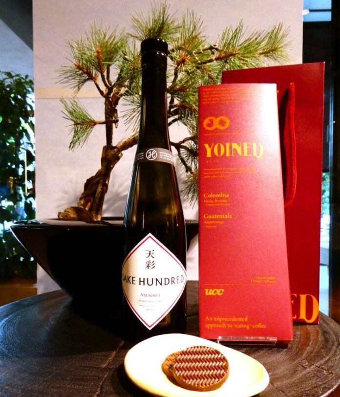 「YOINED」（手前）と「天彩（あまいろ）」（中央）