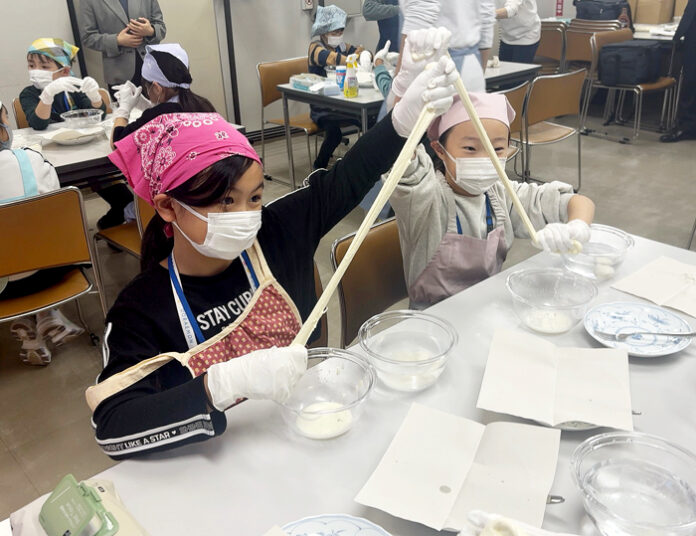 チーズ作り体験の様子