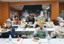 オタフクソース 異業種7社と「お片付け教室」 残りがちな鍋食材をお好み焼に