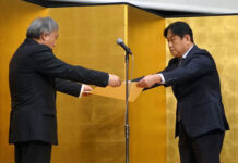 信州そば品評会 農林水産大臣賞に柄木田製粉「国産そば粉使用信州そば」 表彰状が授与された