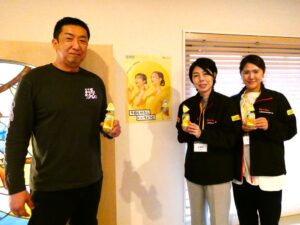 左から松本商事の松本元伸氏、ハウスウェルネスフーズの坂本あゆみ氏、渡辺もも子氏