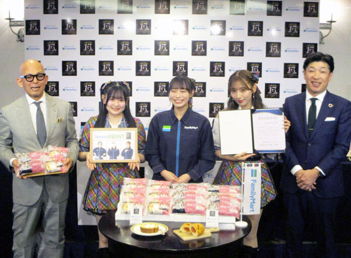 細見研介社長㊧とHKT48メンバーら