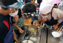 児童ら高野豆腐と海苔に触れる 日本アクセス 大阪で乾物の食育授業 児童ら高野豆腐と海苔に触れる 日本アクセス 大阪で乾物の食育授業