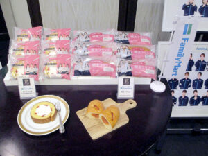 明太フランスとロールケーキ（ホイップ＆あまおう苺ソース）　