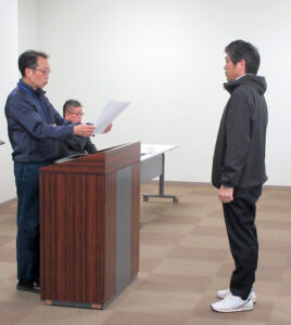 名古屋市長賞を受賞した桑原英実氏㊨ 名古屋市長賞を受賞した桑原英実氏㊨