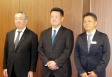 日東ベスト 新しい発想で商品開発 規格・価格でニーズ応える (左から)嵯峨秀夫社長、塚田莊一郎会長、渡邉昭秀取締役
