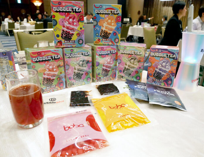 手作りするタピオカ入りのバブルティー