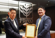 ヤグチ秋季見本市「リード獲得コンテスト」 プレコデリカを表彰 岩見隆向専務が表彰状を授与