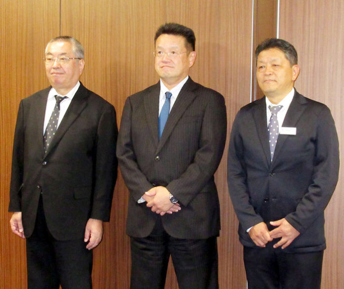 （左から）嵯峨秀夫社長、塚田莊一郎会長、渡邉昭秀取締役