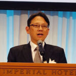 あいさつする橋本敏克社長