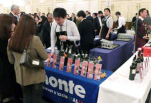 秋田屋 ワイン&リカーフェス 国内外の約300種が一堂に 希少ワインや創作カクテルも 思い思いお酒を楽しむ参加者