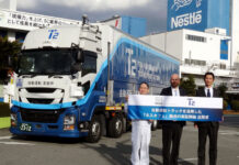 ネスレ日本 ドライバー不足解決へ自動運転トラック輸送実証開始 (左から)ネスレ日本の岩野忠介姫路工場長、モントゥ常務、T2熊部雅友社長