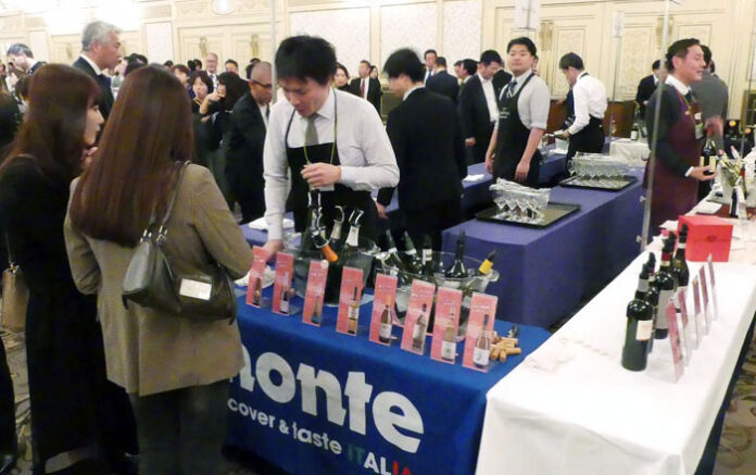 思い思いお酒を楽しむ参加者