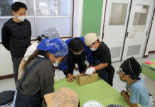 「かつお節」と「雑穀」の食育授業 福岡で日本アクセス かつお節削りにチャレンジ