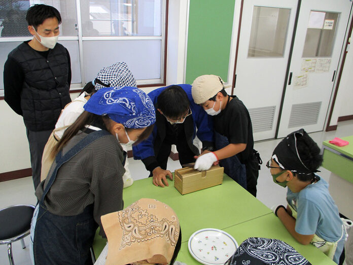 かつお節削りにチャレンジ