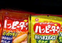 亀田製菓「ハッピーターン」が過去最高売上 カルビーとの相互コラボで10月に大幅増 売場に並ぶ「ハッピーターン」「ハッピーターンスパイス」
