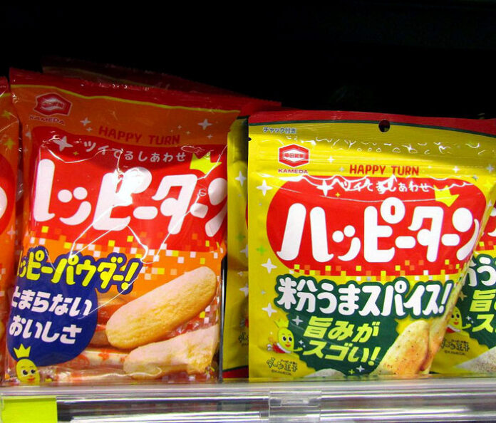 売場に並ぶ「ハッピーターン」「ハッピーターンスパイス」