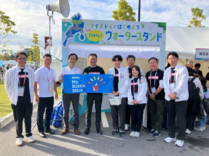 味の素AGFの島本憲仁社長（左から4人目）、平和堂の平松正嗣社長（同3人目）、平和堂の西政明総務部総務課長（同2人目）と味の素AGFのメンバー