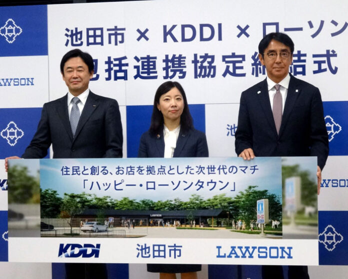 （左から）KDDI松田浩路社長、池田市の瀧澤智子市長、竹増貞信社長