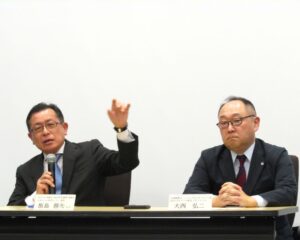 左から東京大学高齢社会総合研究機構機構長の飯島勝矢氏と大塚製薬ポートフォリオマネジメント室DXアライアンス担当プリンシパルの大西弘二氏