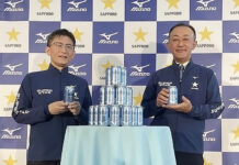 運動後にノンアルを「サッポロSUPER STAR」 ミズノと協働開発、スポドリ感覚の新習慣で市場開拓に本腰 サッポロの坂下聡一氏㊧とミズノの中田匠氏