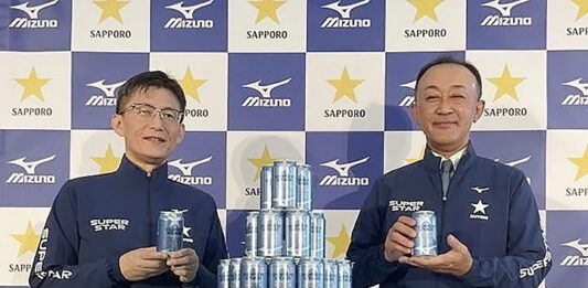 サッポロの坂下聡一氏㊧とミズノの中田匠氏 - 食品新聞 WEB版（食品新聞社）