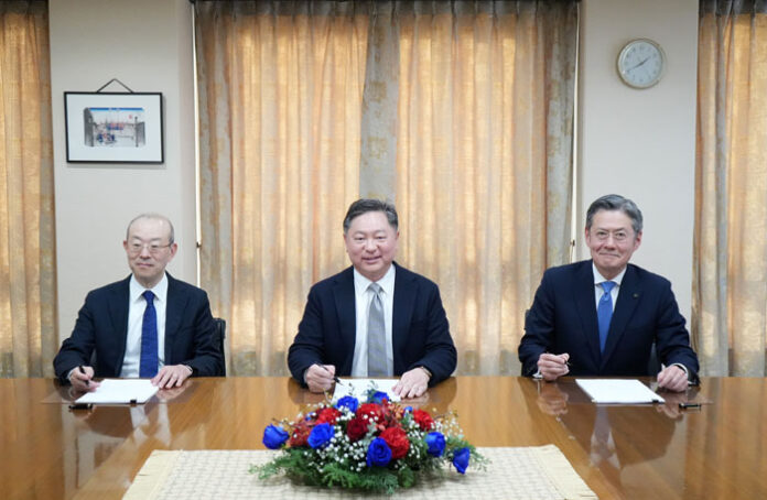 調印式で（左から）商船三井専務執行役員田村城太郎氏、CCPL創業者兼グループマネージングディレクター Andrew Kwan氏、国分グループ本社代表取締役社長執行役員 國分晃氏）