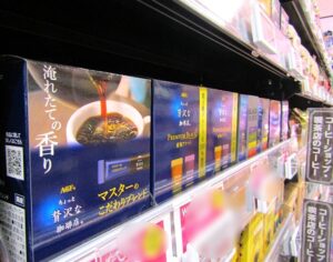 売場に並ぶ新商品の「ちょっと贅沢な珈琲店」スティックブラックマスターのこだわりブレンド（左）
