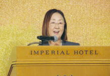 日本フードサービス協会「外食の価値を発信」 JF忘年会で久志本会長 あいさつする久志本京子会長