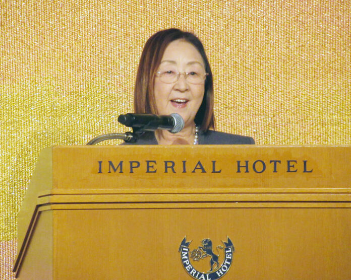 あいさつする久志本京子会長