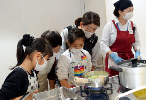 親子が力を合わせて料理 親子が力を合わせて料理