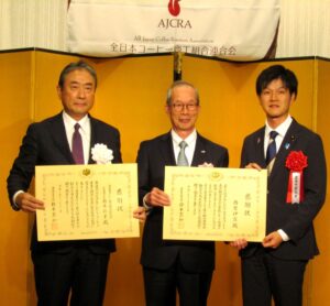 左から全日本コーヒー商工組合連合会の鈴木修平代表理事会長、西埜伊宜氏、鈴木農水大臣