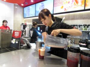 ゴンチャ ジャパンの店舗で「あまおう 和紅茶」にあまおうのピューレやソースを組み合わせた「「あまおう ホリデー ミルクティー」が作られる様子