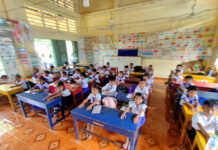 ヤヨイサンフーズ カンボジア小学校支援 今年も文房具など寄贈 机・椅子も新しく