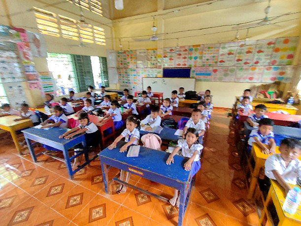 机・椅子も新しく