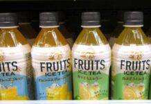 「午後の紅茶」果汁を紅茶で仕立てた「FRUITS & ICE TEA」好調 TVCMせず発売11日目で2000万本 低果汁ユーザー獲得の可能性 左から売場に並ぶ「午後の紅茶 FRUITS & ICE TEA」の「オレンジとグレープフルーツ」と「白ぶどうとレモン」