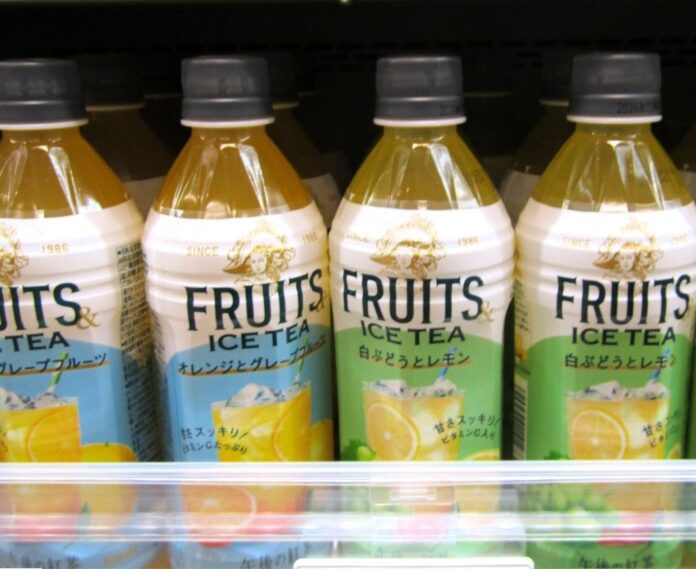 左から売場に並ぶ「午後の紅茶 FRUITS ＆ ICE TEA」の「オレンジとグレープフルーツ」と「白ぶどうとレモン」