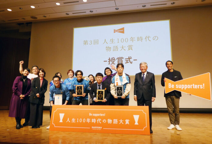 笑顔の受賞者と審査員たち