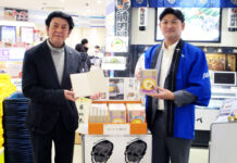 体験型レトルト商品「おいしいの見つけ方」 ピエトロが福岡空港の店舗で先行発売 ピエトロの小木直樹FMP推進室長㊧とANAあきんど福岡支店の谷山章副支店長