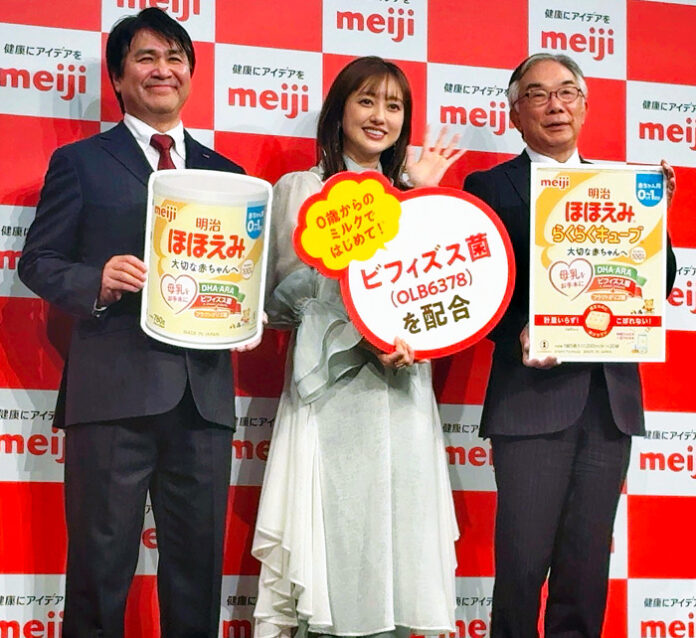 （左から）長田昌士副本部長、ゲストの菊地亜美さん、八尾文二郎社長