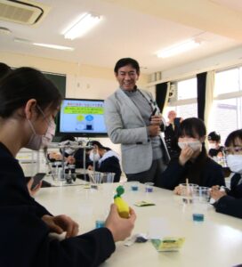 授業で生徒の体験を見守る佐藤社長