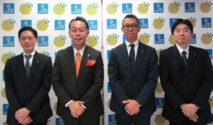 柴田裕社長（中央左）、河合啓輔執行役員管理本部長兼総務人事部長（中央右）、　 福田厚執行役員経営企画部長（左）、手塚武士財務部長（右）